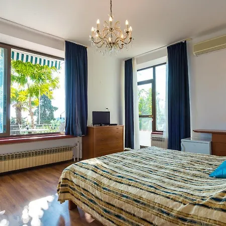 Carmen & بيت ضيافة مْليني