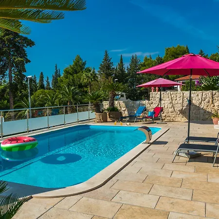 Carmen & 4* مْليني