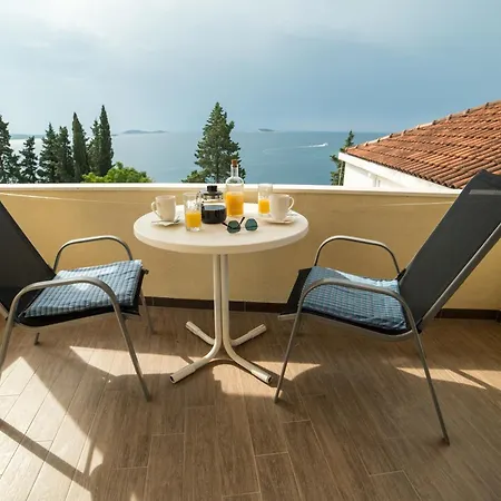 Carmen & Gasthuis Mlini