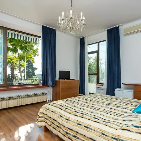 Carmen & Guest house 3*